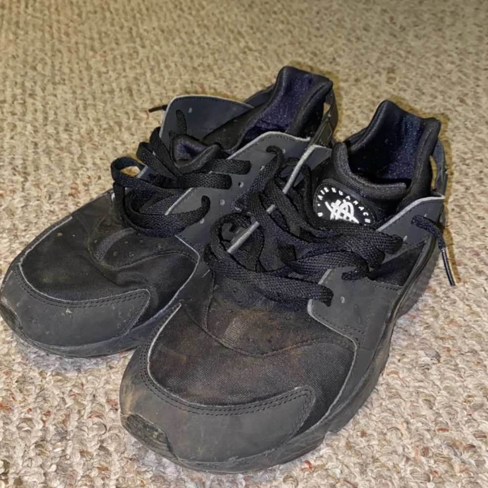 Nike Black Huaraches